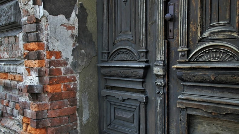 Imagen de la puerta de un edificio que escenifica todo sobre las ayudas a la rehabilitación de las viviendas 2022-2023