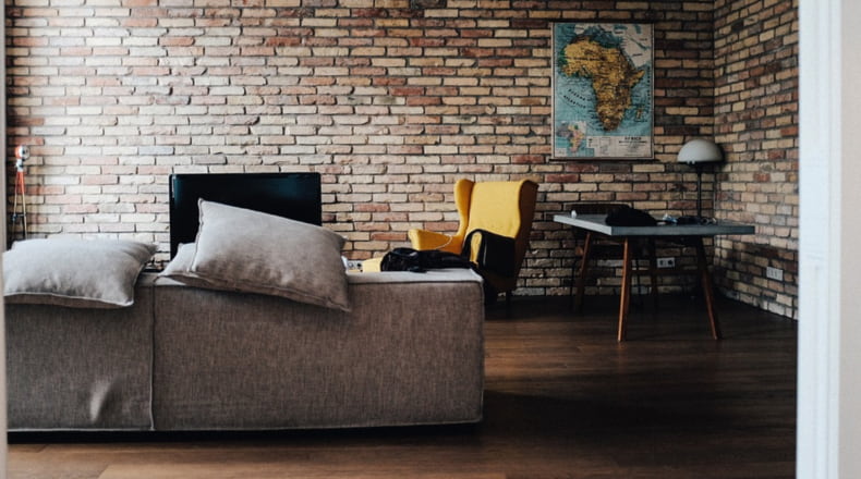 La decoración industrial se caracteriza por unir piezas urbanas, metales o materiales como el ladrillo.