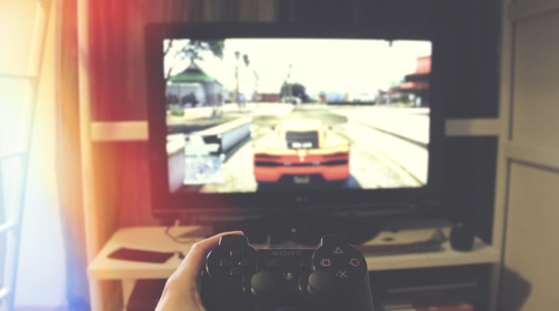 Mandos, consolas o diferentes plataformas. Los muebles de una habitación gamer deberán de tener el suficiente espacio para todos los aparatos.
