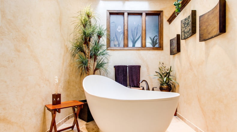 Imagen baño pequeño con bañera.