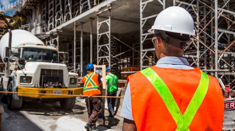 Imagen de obreros trabajando en una construcción de viviendas de obra nueva.