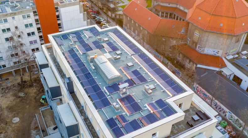 Imagen de un edificio con placas solares